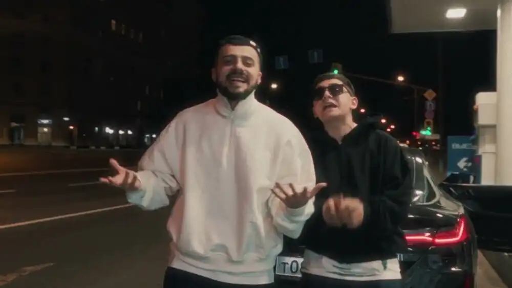 A.V.G, Goro - Она близко
