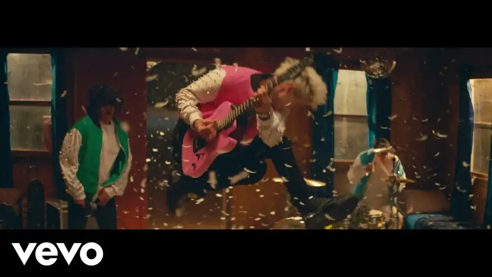  Machine Gun Kelly, Kellin Quinn - love race