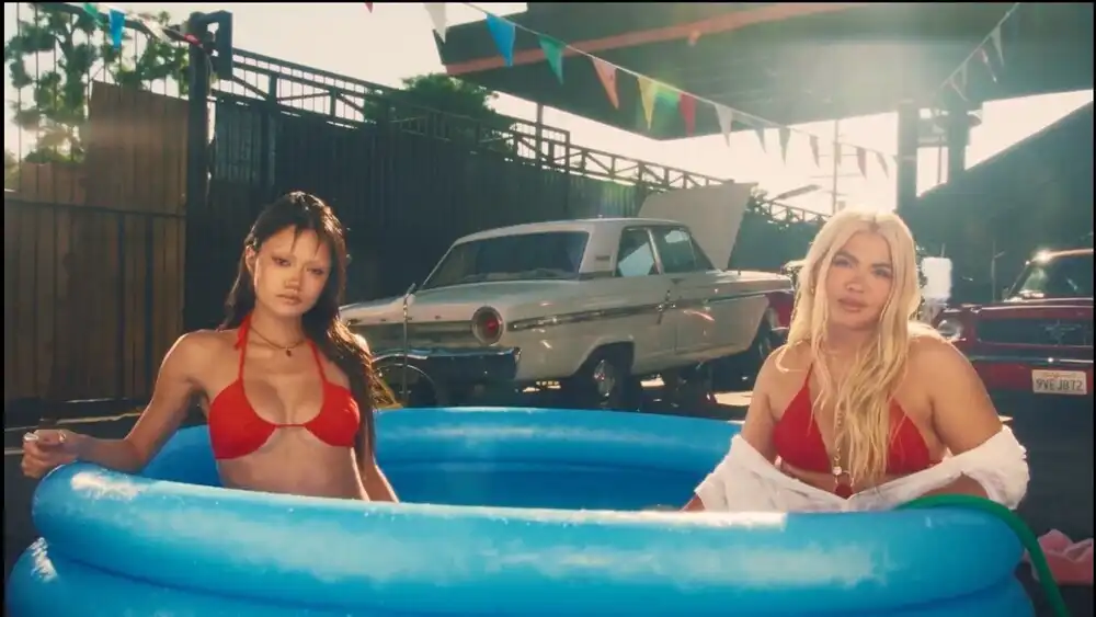 скачать клип hayley kiyoko - red bikini