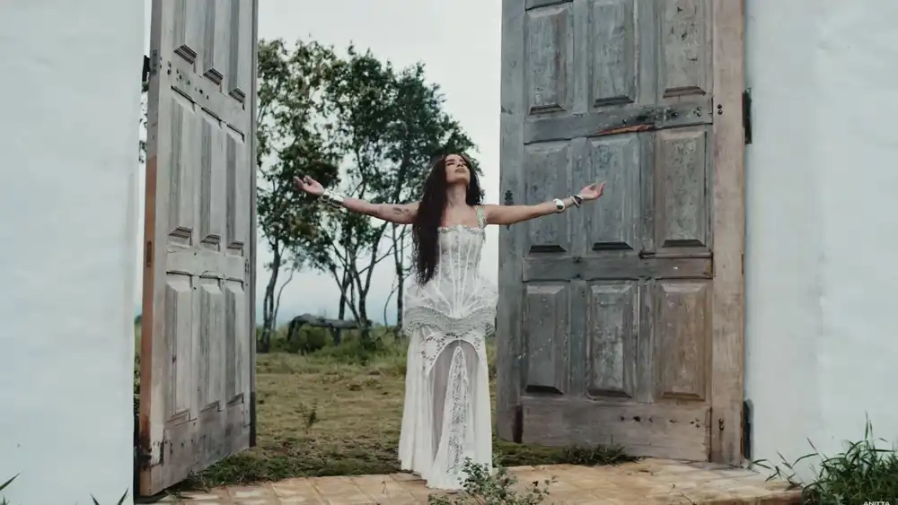 Anitta - Deus Existe