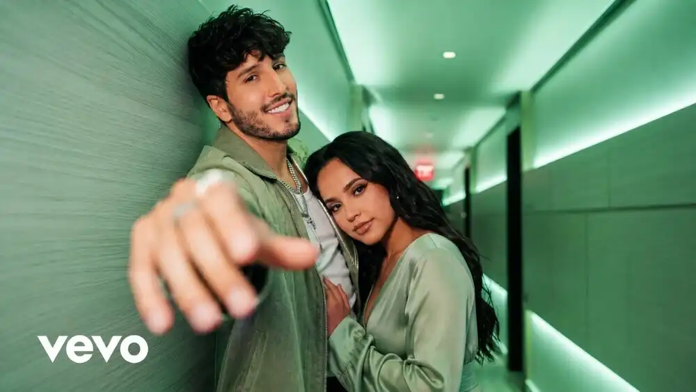 скачать клип Sebastian Yatra, Becky G - Peleas Por Mi