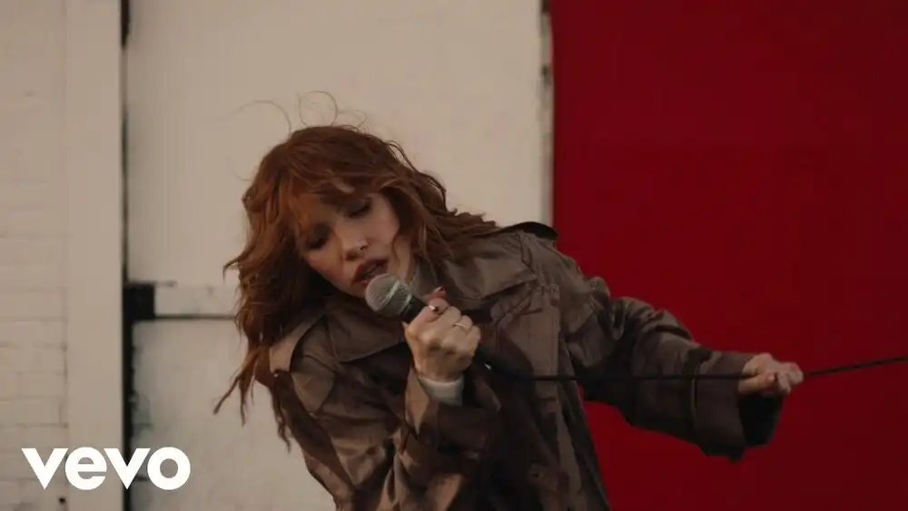 скачать клип Carly Rae Jepsen - On Wires