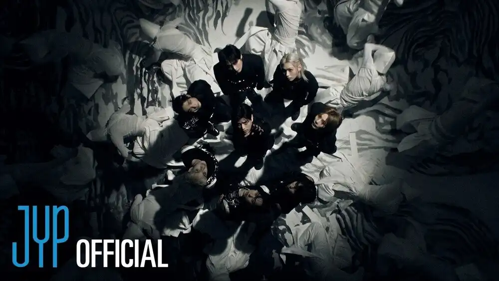 скачать клип Stray Kids - RUN IT