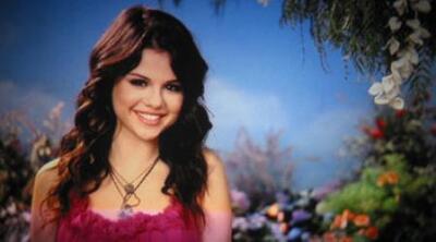 скачать клип Selena Gomez - Fly To Your Heart