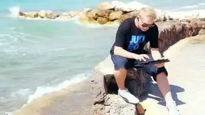 скачать клип Out Of Blackout - Let Bygones Be Bygones