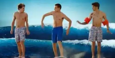 скачать клип One Direction - Kiss You