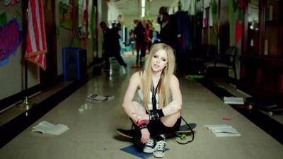 скачать клип Avril Lavigne - Here\'s To Never Growing Up
