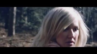 скачать клип Ellie Goulding - Beating Heart