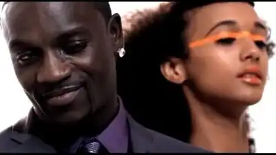 скачать клип Akon - Beautiful
