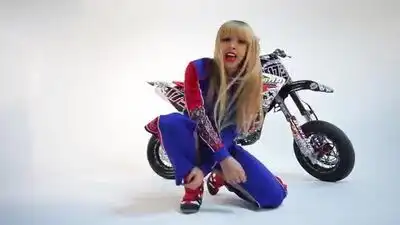 скачать клип La Materialista - La Chapa Que Vibran