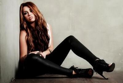 скачать клип Miley Cyrus - Who Owns My Heart