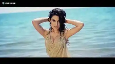 скачать клип Rawanne - Caliente
