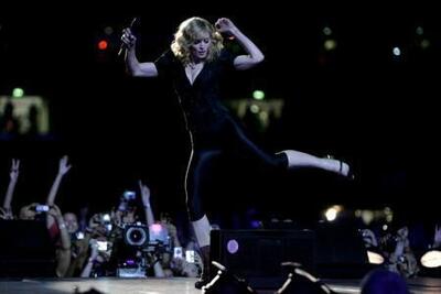 скачать клип Madonna - Let It Will Be - Live