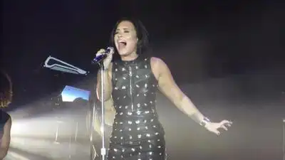 скачать клип Demi Lovato - Hello - Live