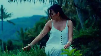 скачать клип Саша Жемчугова - Я не буду ангелом