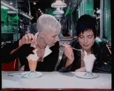 скачать клип Стрелки - Шипы и розы