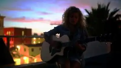скачать клип Tori Kelly - Funny