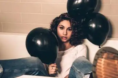 скачать клип Alessia Cara - Four Pink Walls