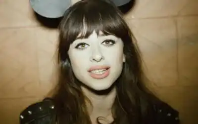 скачать клип Foxes - Youth