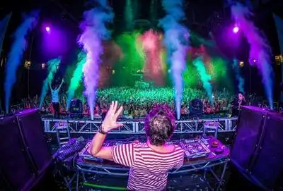 скачать клип Quintino - Go Hard