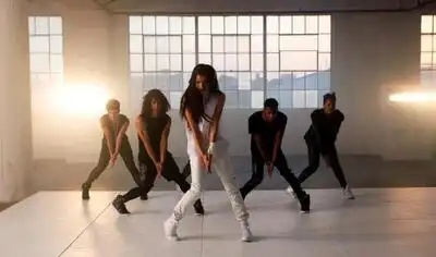 скачать клип Zendaya - Replay