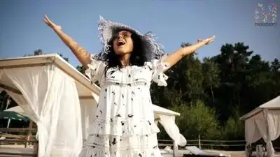 скачать клип Oksi - La Luna