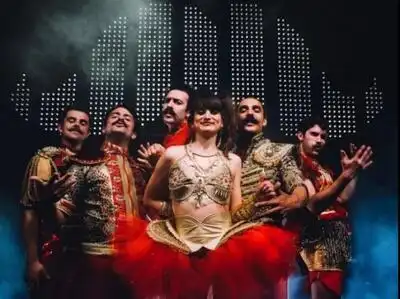 скачать клип Deluxe - My World