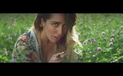 скачать клип Delilah - Shades Of Grey