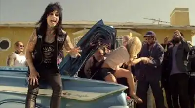 скачать клип Falling In Reverse - Good Girls Bad Guys