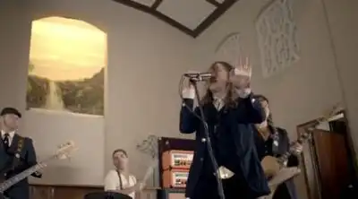 скачать клип Rival Sons - Keep On Swinging