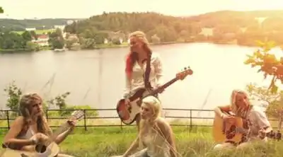 скачать клип Tabby ft. Monday Riot - Cant Turn Away