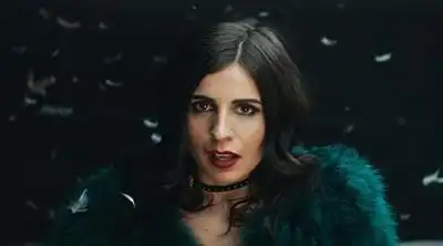 скачать клип Annabel Jones - IOU