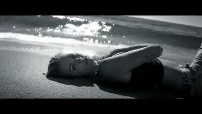 скачать клип Chelsea Lankes - Ghost