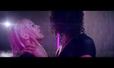 скачать клип Em Rossi - Young Hearts