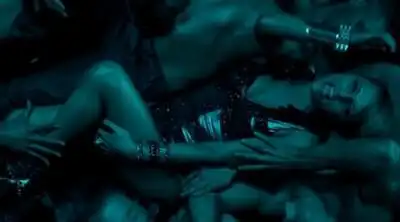 скачать клип Zoe Badwi - Shoot Me Down