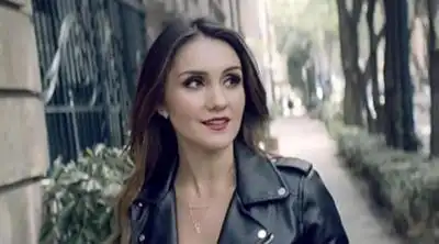 скачать клип Dulce Maria - No Se Llorar