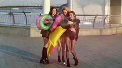 скачать клип Scarlett - Не виновата