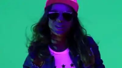 скачать клип Nicole-Mari - La La La