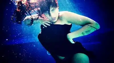 скачать клип SAARA - The Urge