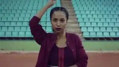 скачать клип Yall ft. Gabriela Richardson - Hundred Miles