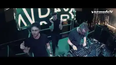 скачать клип Futuristic Polar Bears and Qulinez - Kali