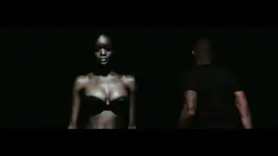 скачать клип Usher - Crash