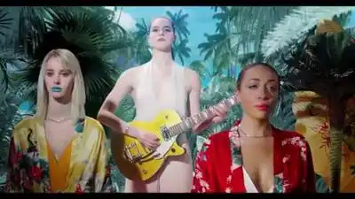 скачать клип SOFI TUKKER - Drinkee