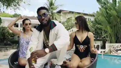 скачать клип Tinie Tempah ft. Wizkid - Mamacita