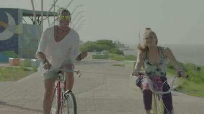 скачать клип Carlos Vives, Shakira - La Bicicleta