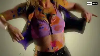 скачать клип Julia Schlippert - My House