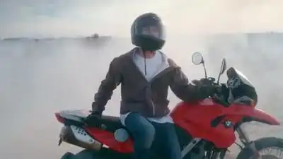 скачать клип Hayley Kiyoko - Rich Youth