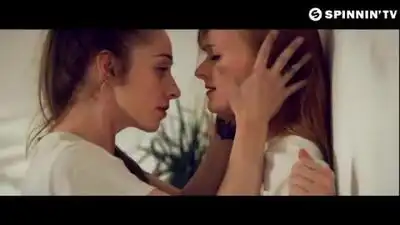 скачать клип Bjonr ft. Tom Bailey - Fade Into You