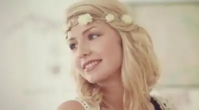 скачать клип Nicole Cross - Awesome