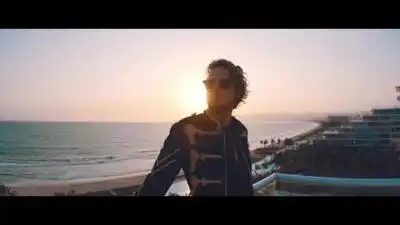 скачать клип Bakermat ft. Alex Clare - Living